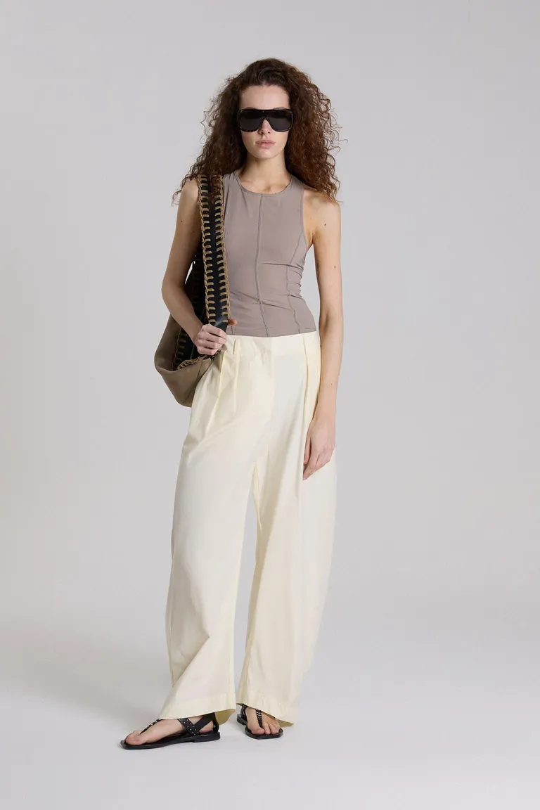 Pantalón de gabardina con comba y cintura sastrera de Maria Cher en Pantalones para argentina