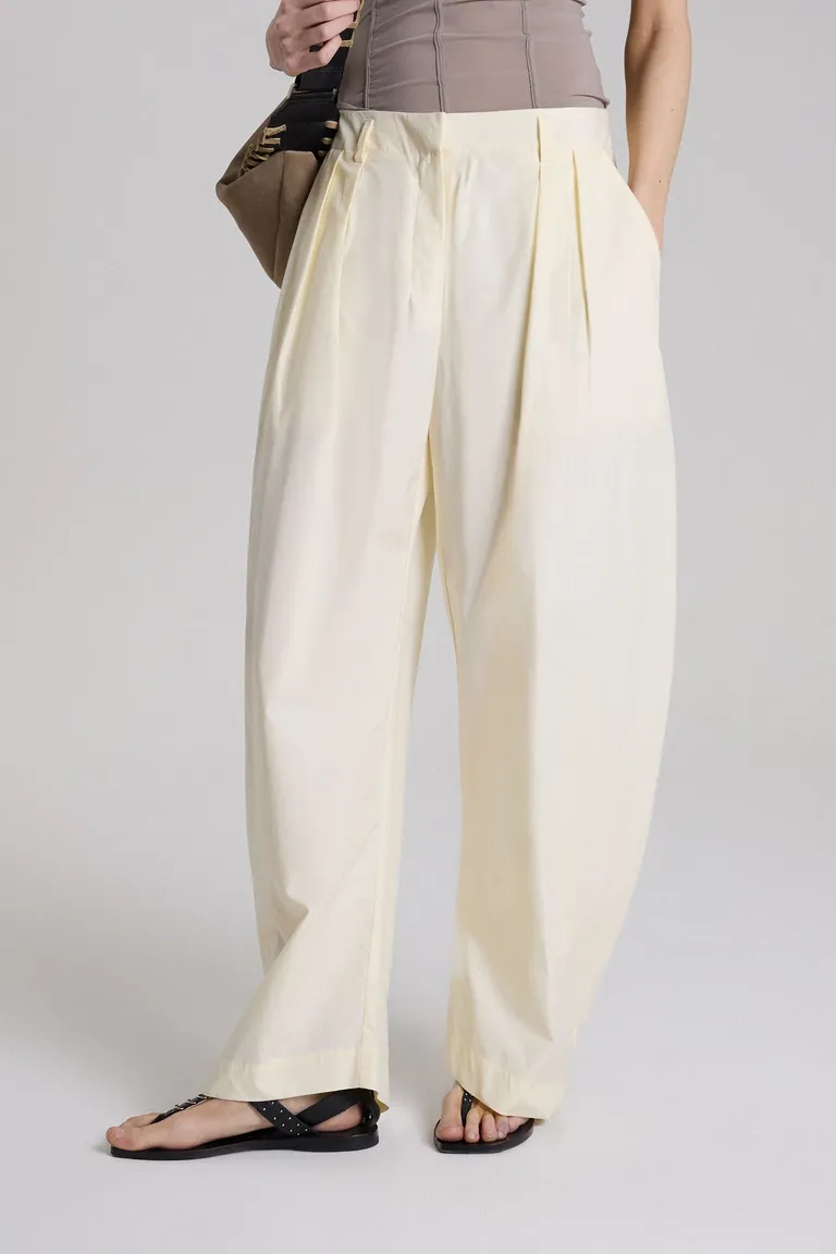 Pantalón de gabardina con comba y cintura sastrera de Maria Cher en Pantalones para argentina