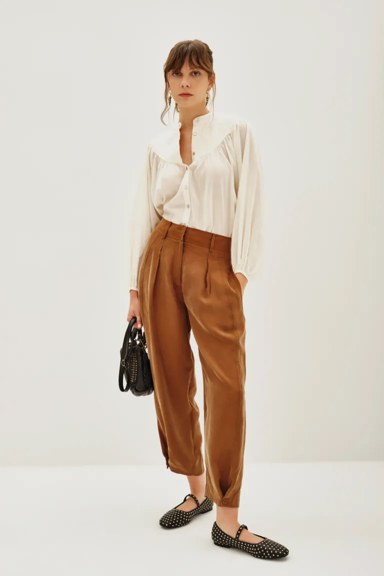 Pantalón largo de calce holgado con bolsillos diagonales y ajuste en el ruedo de Rapsodia en Pantalones para argentina