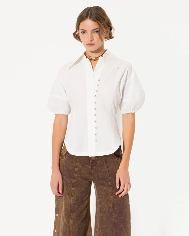 Camisa femenina de corte amplio y diseño atemporal en color blanco de Jazmin Chebar en Camisas para argentina