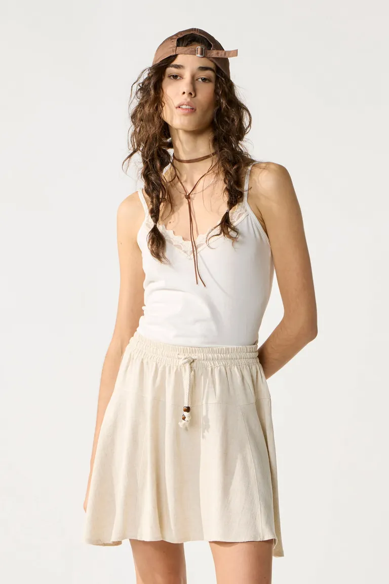 Falda corta en lino con detalles en recortes y cintura elástica de Cuesta Blanca en Faldas para argentina