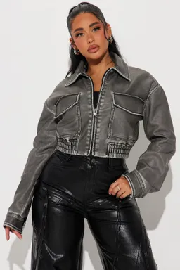 Campera cuero sintético major league de Fashion Nova en Chaquetas para argentina