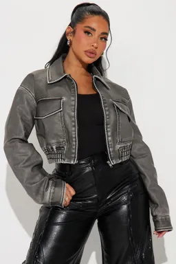 Campera cuero sintético major league de Fashion Nova en Chaquetas para argentina