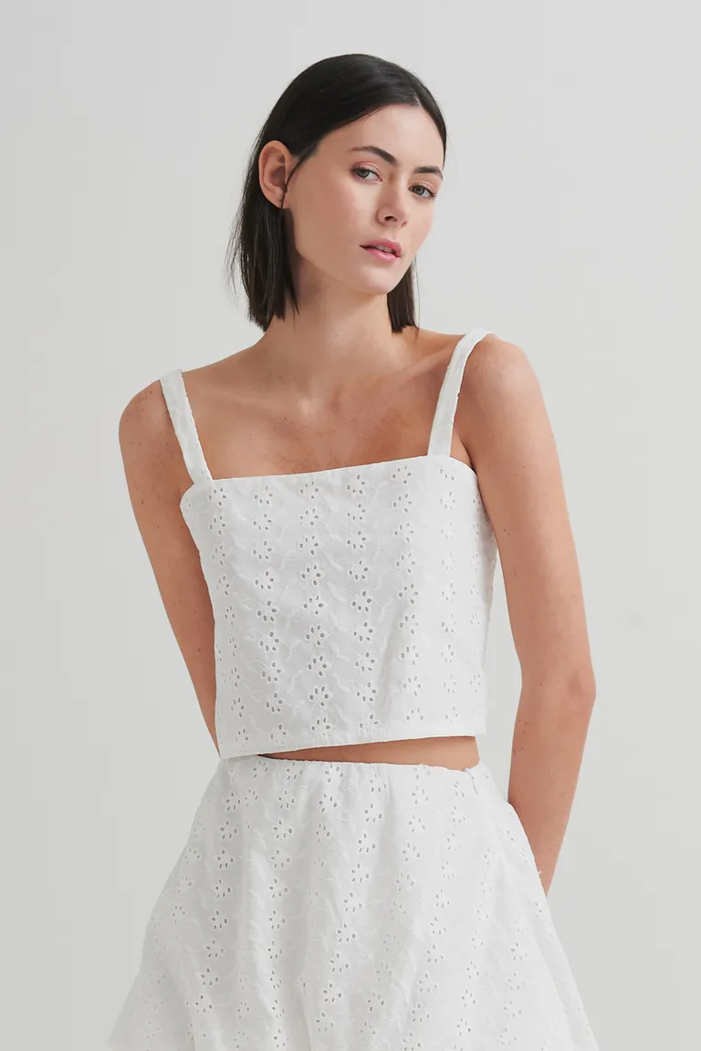 Top de algodón bordado con diseño floral calado para un look fresco y romántico de Sweet en Tops para argentina