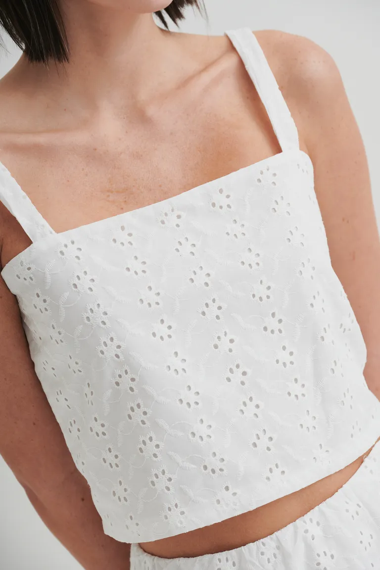 Top de algodón bordado con diseño floral calado para un look fresco y romántico de Sweet en Tops para argentina