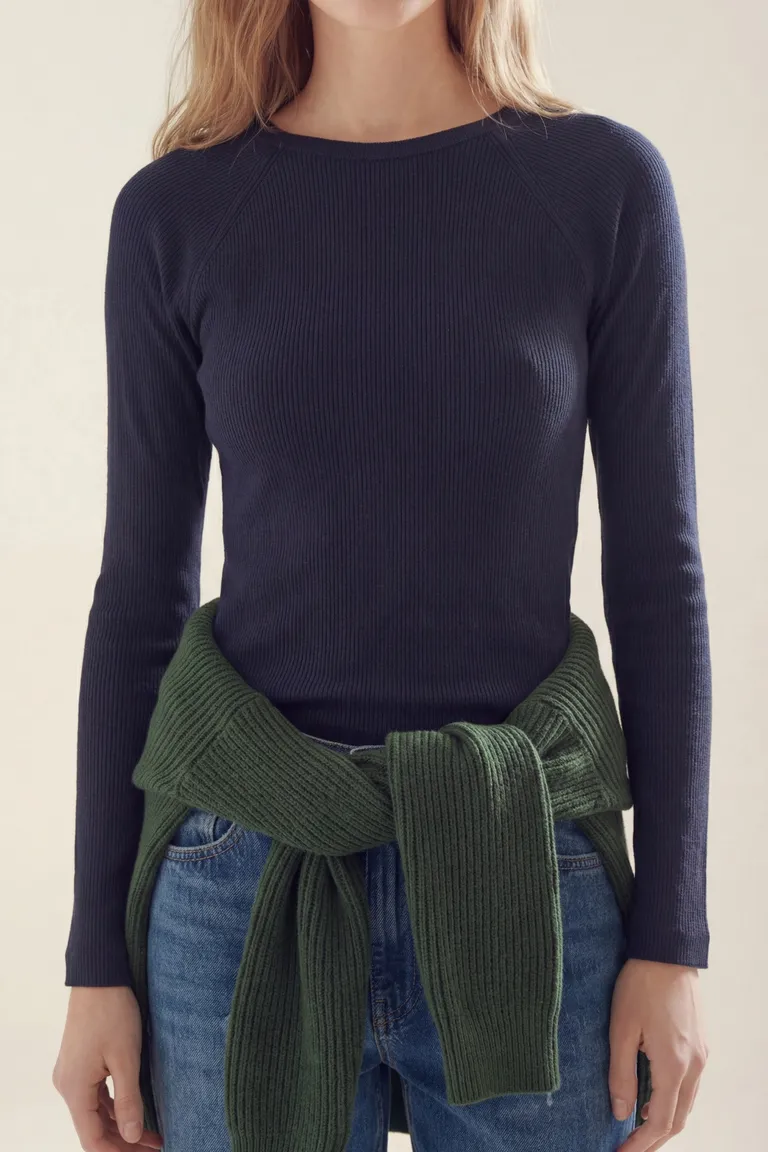 Remera manga larga de corte clásico con calce entallado y cuello redondo de Akiabara en Remeras para argentina