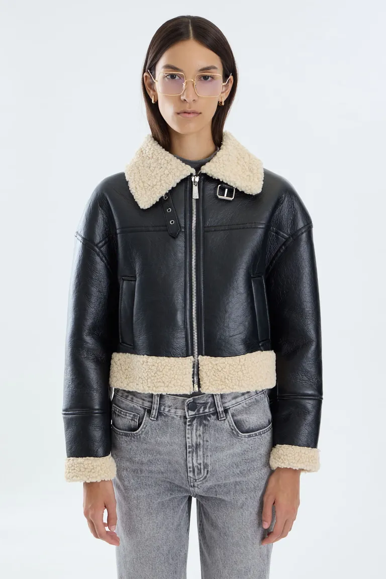 Chaqueta estilo gamulán con corderito, cierre frontal, trabas metálicas y largo a la cadera de Portsaid en Chaquetas para argentina