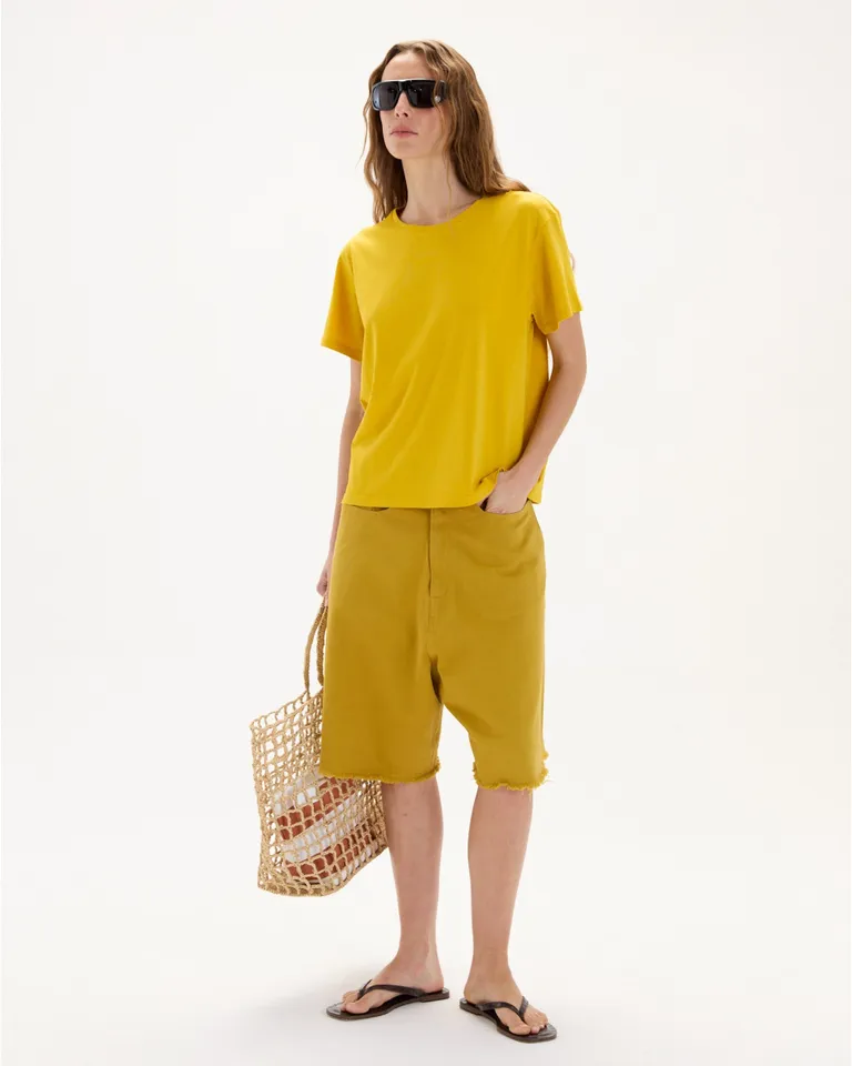 Remera de Cuello Redondo en Tono Amarillo - Prenda Versátil y Atemporal de Blue Sheep en Remeras para argentina