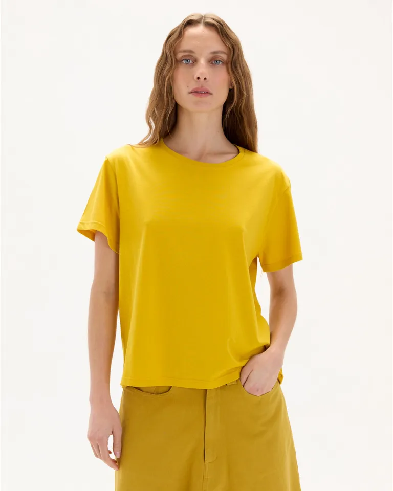 Remera de Cuello Redondo en Tono Amarillo - Prenda Versátil y Atemporal de Blue Sheep en Remeras para argentina