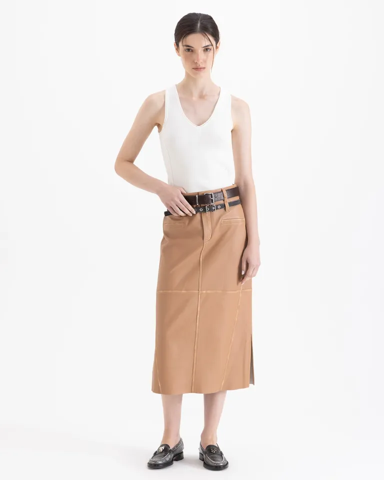 Top sin mangas con escote en V y calce entallado al cuerpo de Jazmin Chebar en Tops para argentina