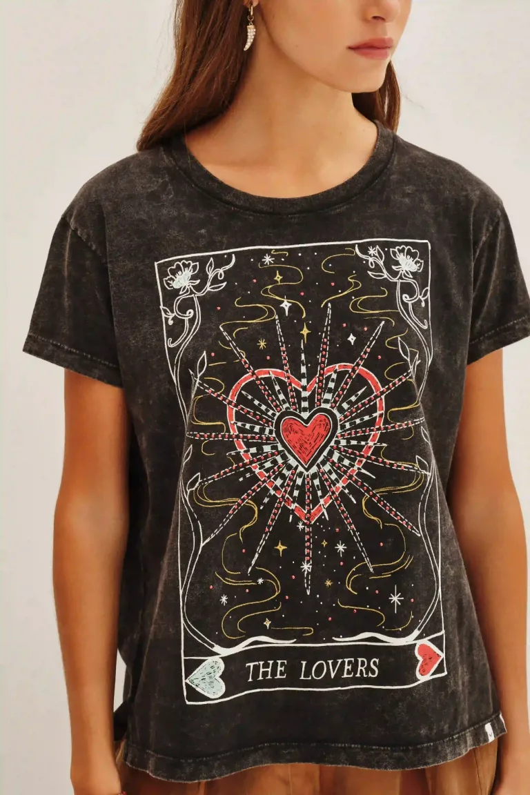 Remera manga corta con estampa gráfica estilo tarot y detalle de acabado desgastado de Rapsodia en Remeras para argentina