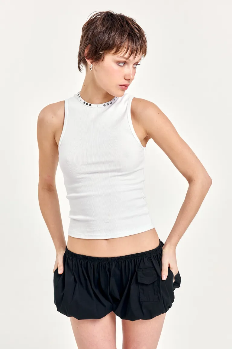 Musculosa blanca de morley con apliques metálicos en el cuello - Estilo casual y elegante de 47 Street en Tops para argentina