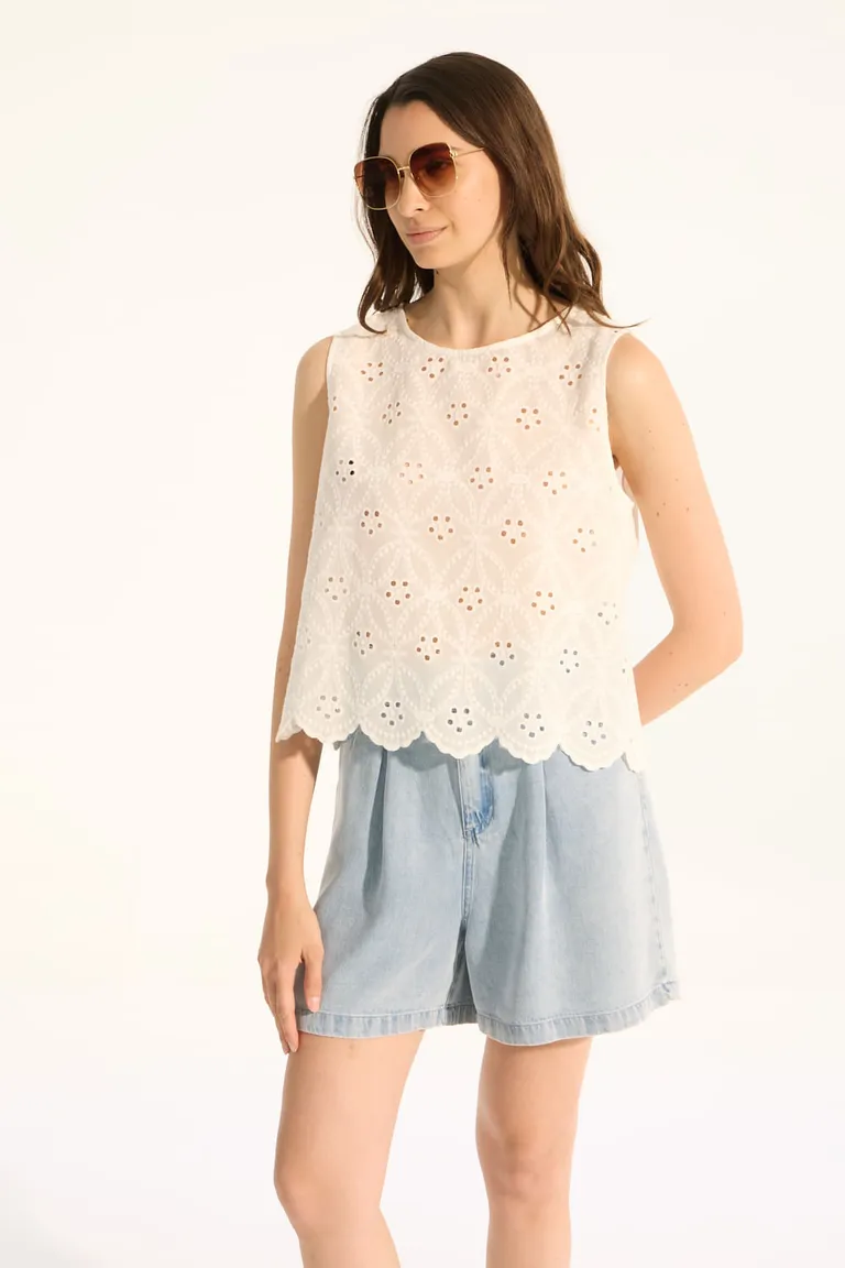 Top sin mangas blanco con detalles bordados y calados de Portsaid en Tops para argentina