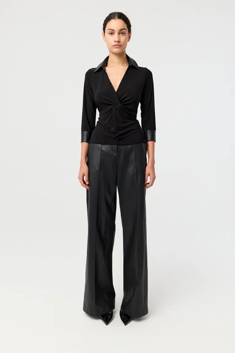 Camisa entallada con escote en v, mangas tres cuartos y detalle de nudo frontal de Markova en Camisas para argentina