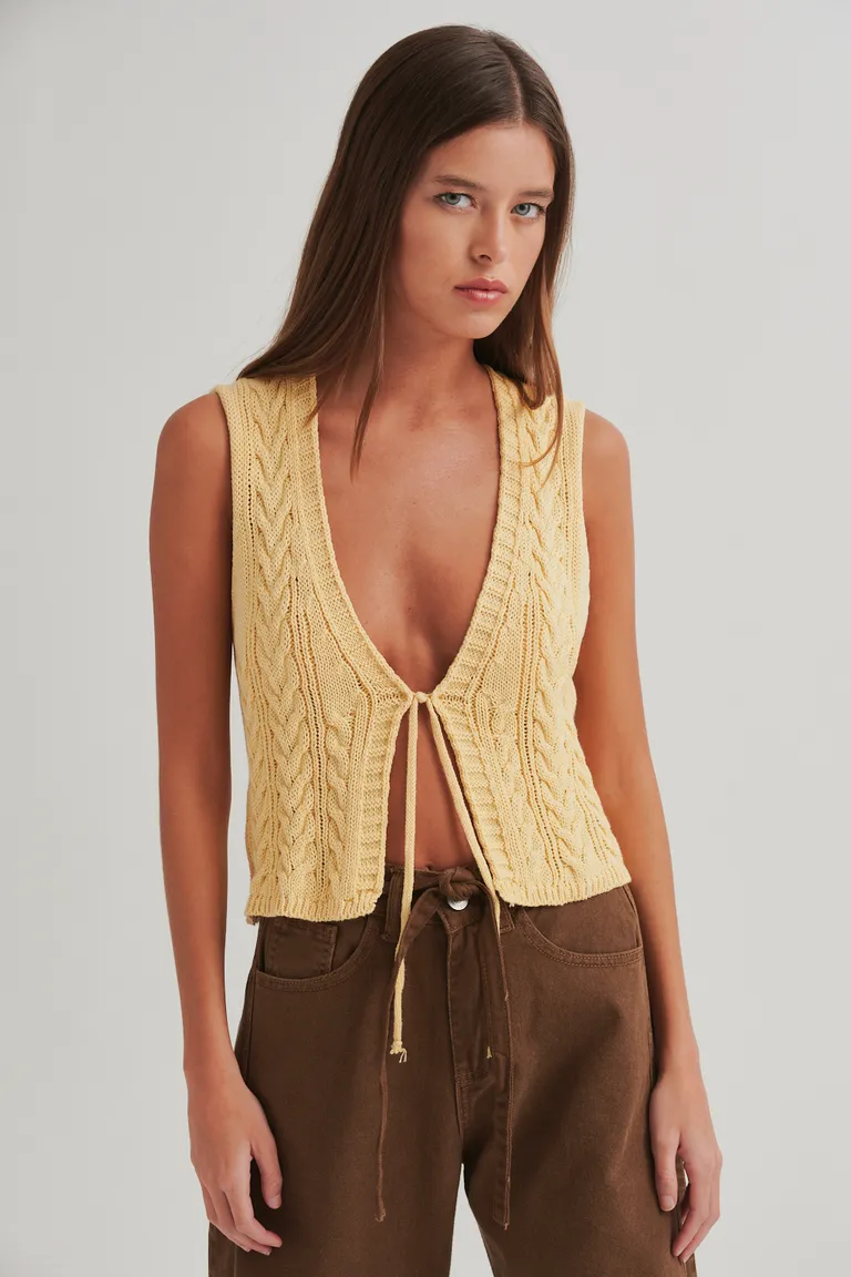 Top Alice: Diseño trenzado, escote en V y lazo frontal para un look versátil y femenino de Sweet en Tops para argentina