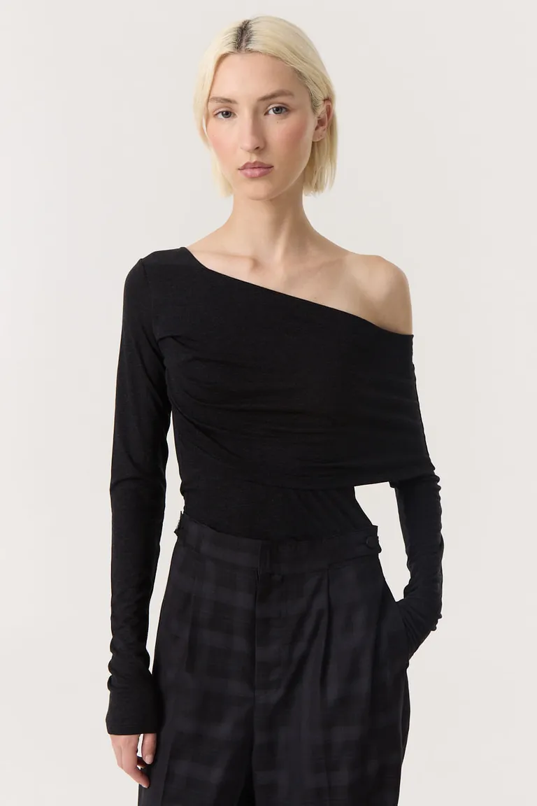 Top de mangas largas con un hombro descubierto y detalle envolvente en busto y espalda de Furzai en Tops para argentina