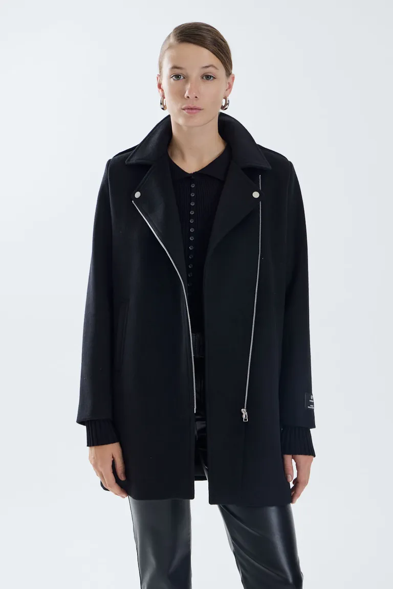 Abrigo estilo moto con cierre metálico frontal, bolsillos laterales, puños con cierre y tajo posterior de Portsaid en Chaquetas para argentina