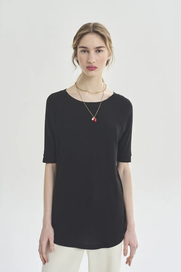 Remera raglan negra con corte moderno y versátil de Akiabara en Remeras para argentina