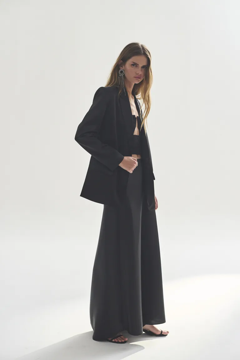 Elegante blazer negro de corte clásico para mujeres de Akiabara en Blazers para argentina