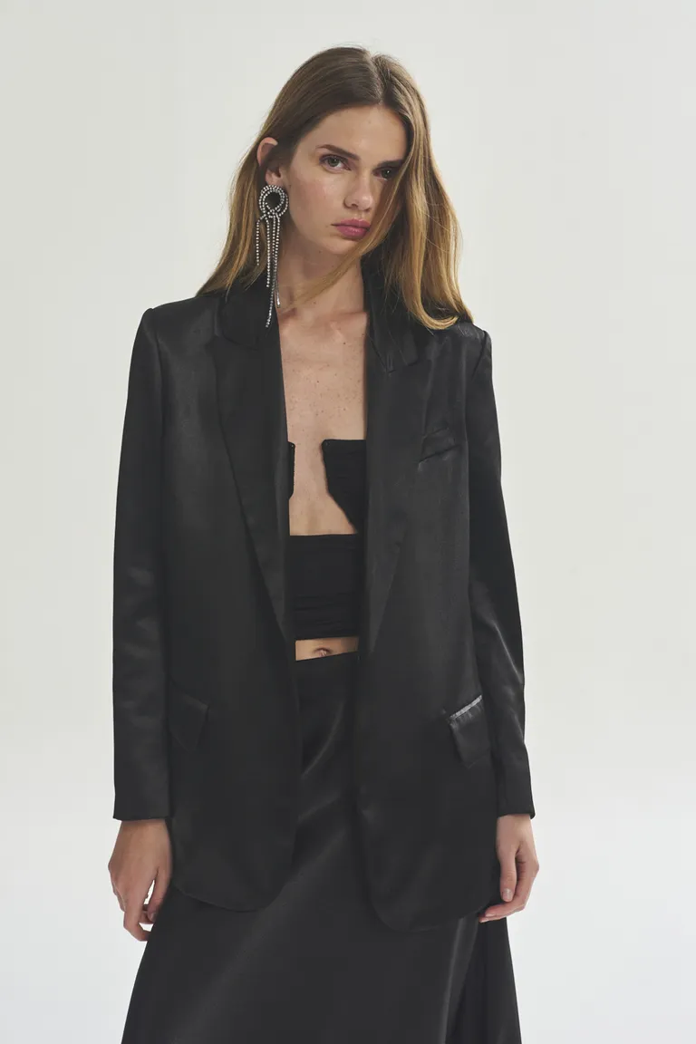 Elegante blazer negro de corte clásico para mujeres de Akiabara en Blazers para argentina