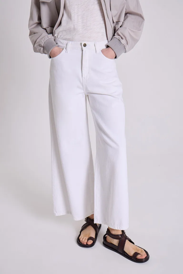 Pantalones blancos de tiro medio con diseño acampanado en estilo setentas de Maria Cher en Pantalones para argentina