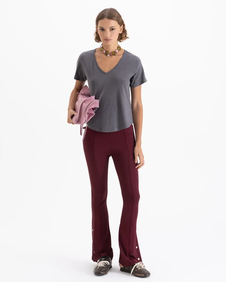 Remera de corte clásico con escote en V y mangas cortas para mujer de Jazmin Chebar en Remeras para argentina