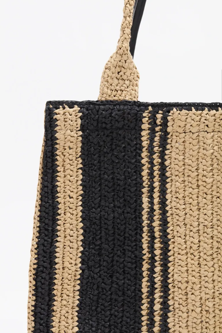 Cartera tejida artesanal con borlas decorativas y diseño bicolor para uso diario de Rapsodia en Bolsos y Carteras para argentina