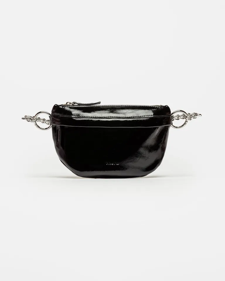 Riñonera de cuero charol arrugado con cadena, un accesorio versátil y de tendencia de Prüne en Riñoneras para argentina