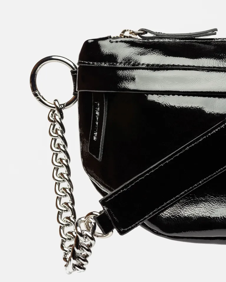 Riñonera de cuero charol arrugado con cadena, un accesorio versátil y de tendencia de Prüne en Riñoneras para argentina