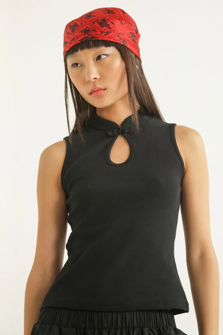 Musculosa con cuello mao y detalle de alamar frontal con escote tipo gota de Las Pepas en Tops para argentina