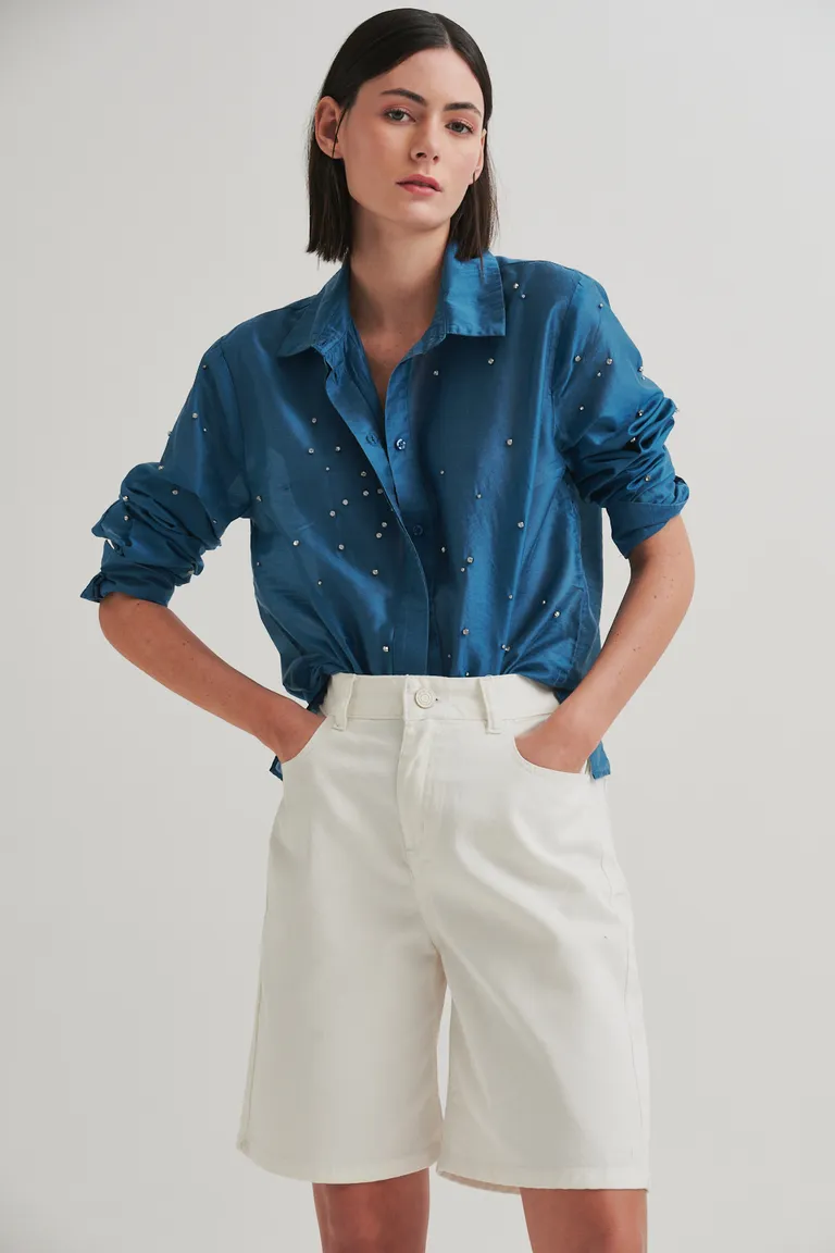 Camisa con bordado de mostacillas, estilo sobrio y elegante para un look casual chic de Sweet en Camisas para argentina