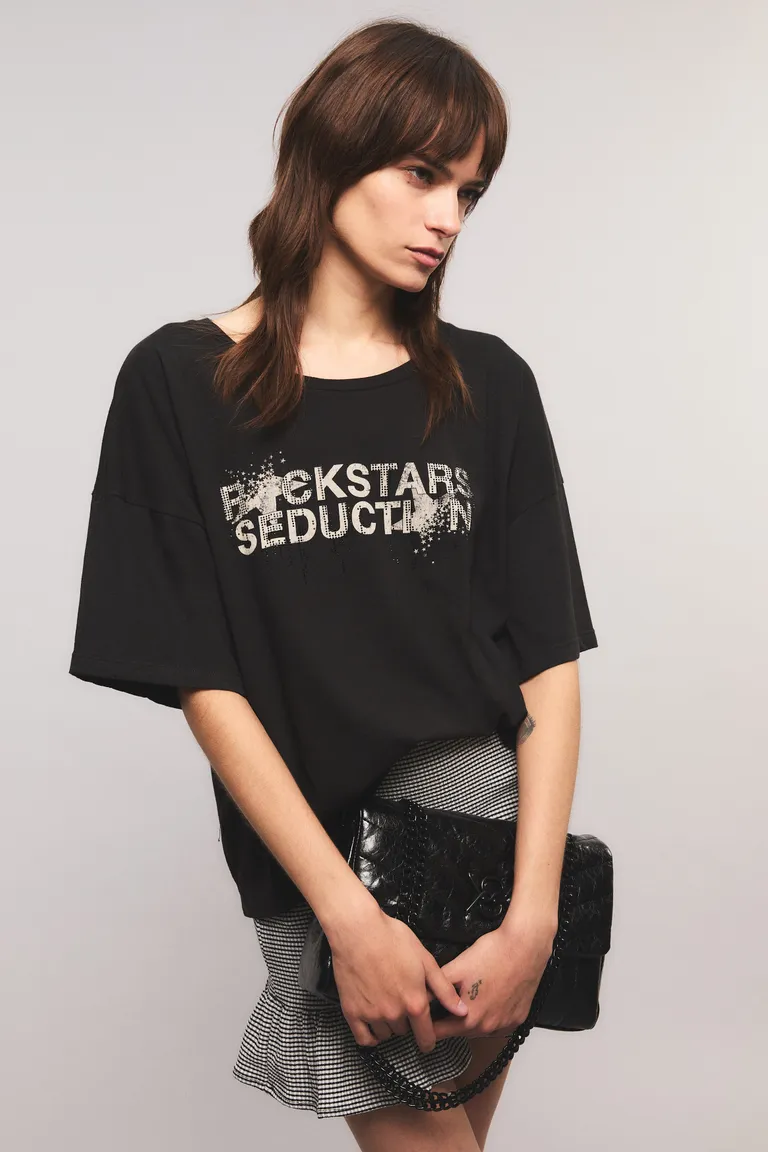 Remera negra con estampado gráfico 'Rockstar seductor' de corte regular de Kosiuko en Remeras para argentina