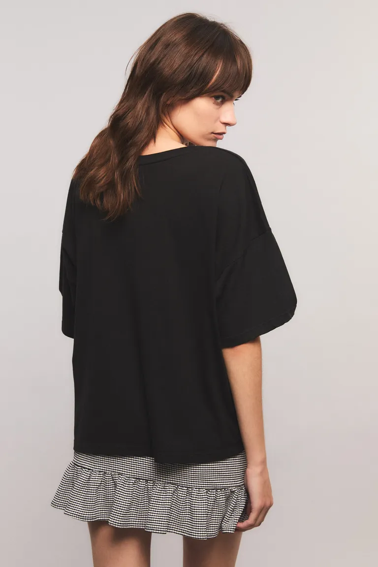 Remera negra con estampado gráfico 'Rockstar seductor' de corte regular de Kosiuko en Remeras para argentina