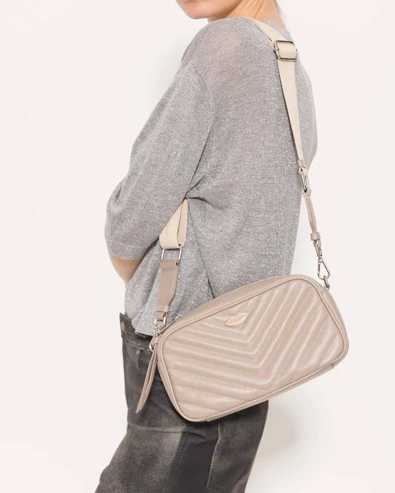 Bandolera de cuero con diseño matelaseado y aplicado de labial de Jazmin Chebar en Bolsos y Carteras para argentina