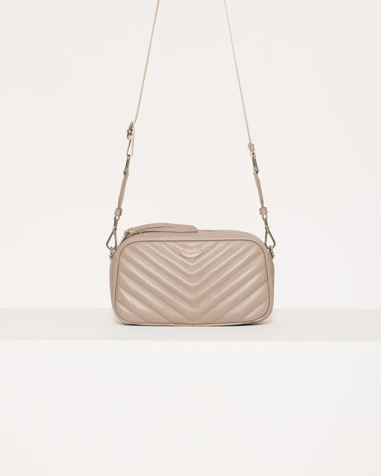 Bandolera de cuero con diseño matelaseado y aplicado de labial de Jazmin Chebar en Bolsos y Carteras para argentina