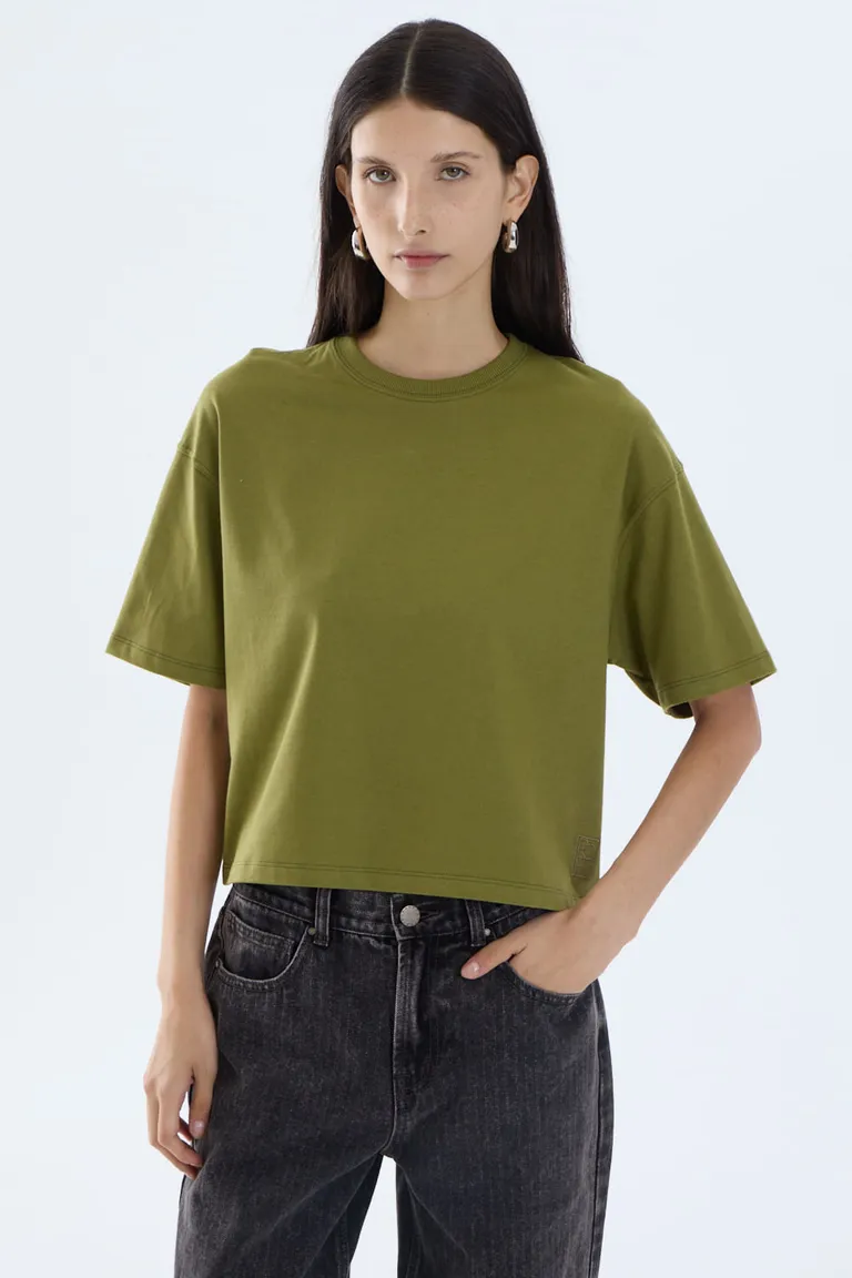 Remera básica de cuello redondo con mangas cortas y detalle de logo bordado de Portsaid en Remeras para argentina