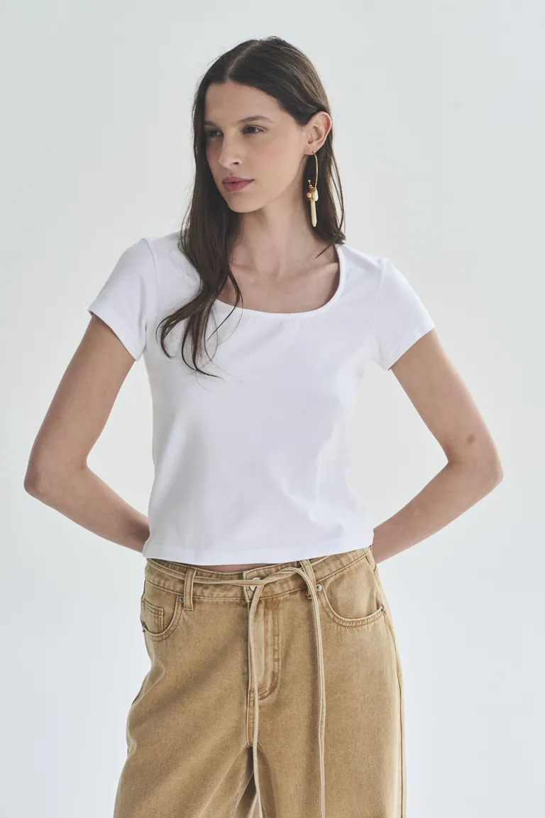 Remera de corte cuadrado en color blanco, una prenda básica y atemporal para el guardarropa femenino. de Akiabara en Remeras para argentina