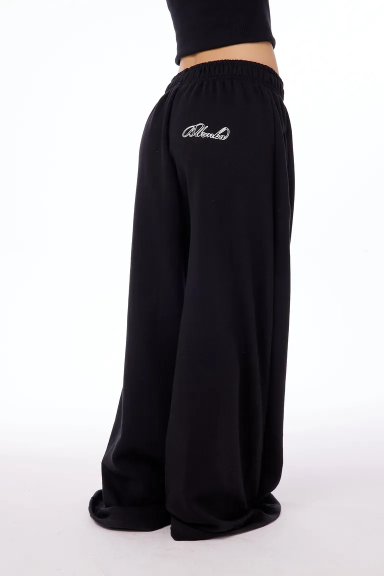 Jogger negro de corte ancho y cómodo para uso diario de la marca BLKMBA de Black Mamba en Pantalones para argentina