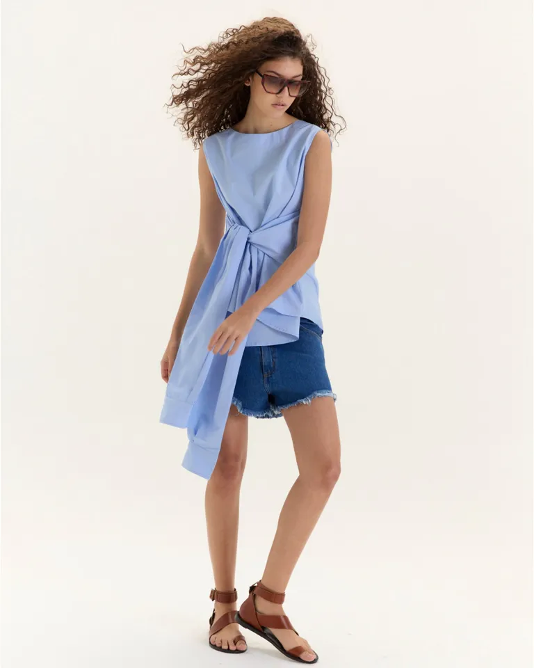 Top sin mangas con mangas laterales anudadas al frente, diseño envolvente y voluminoso de Blue Sheep en Tops para argentina