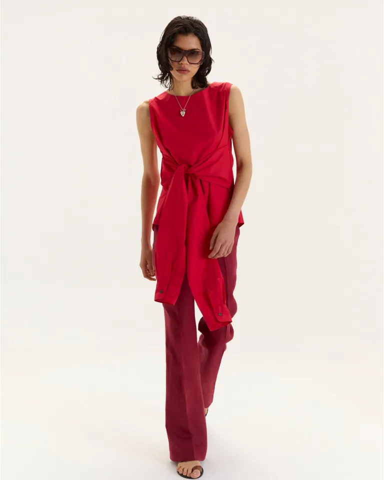 Top sin mangas con mangas laterales anudadas al frente, diseño envolvente y voluminoso de Blue Sheep en Tops para argentina