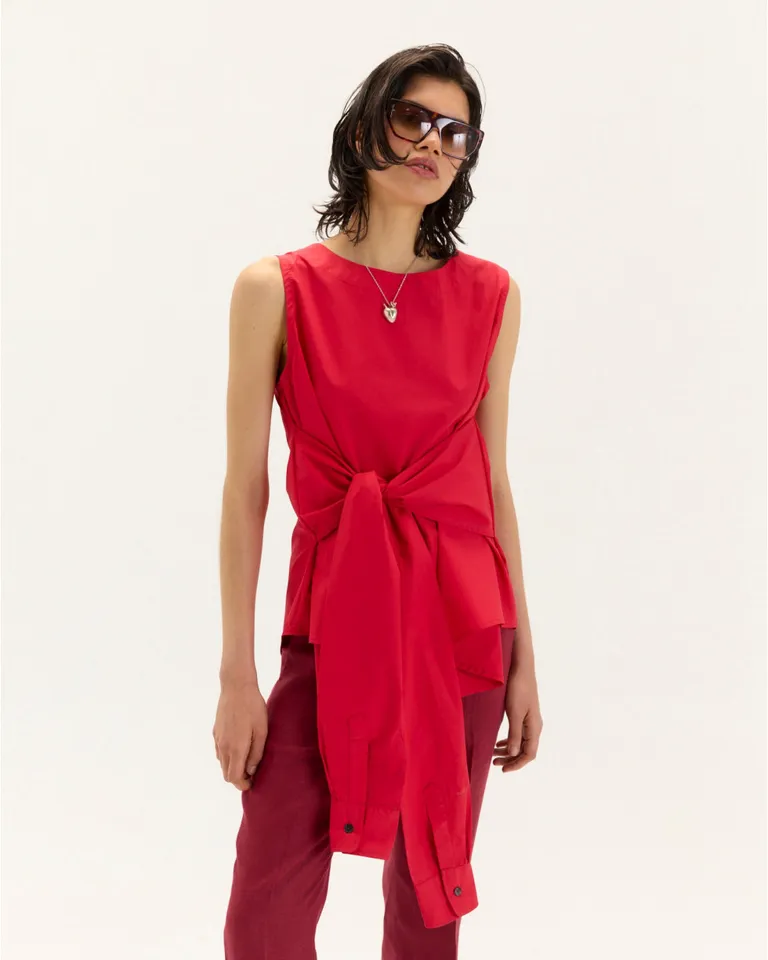 Top sin mangas con mangas laterales anudadas al frente, diseño envolvente y voluminoso de Blue Sheep en Tops para argentina