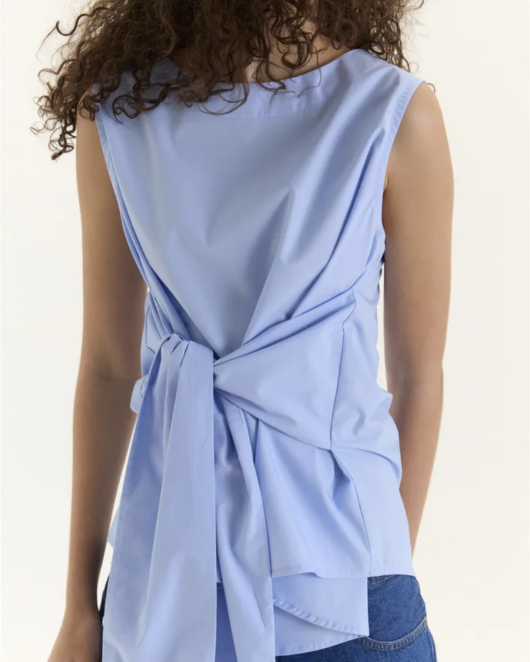 Top sin mangas con mangas laterales anudadas al frente, diseño envolvente y voluminoso de Blue Sheep en Tops para argentina