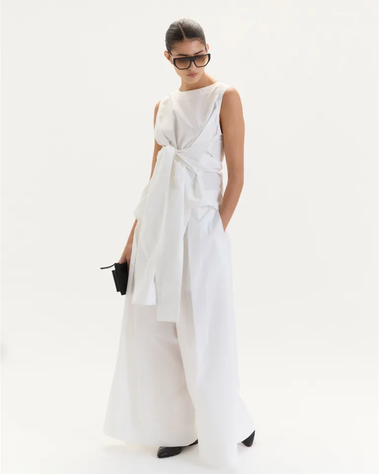 Top sin mangas con mangas laterales anudadas al frente, diseño envolvente y voluminoso de Blue Sheep en Tops para argentina