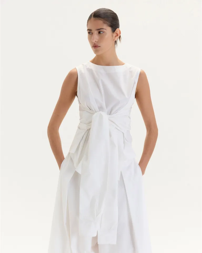 Top sin mangas con mangas laterales anudadas al frente, diseño envolvente y voluminoso de Blue Sheep en Tops para argentina