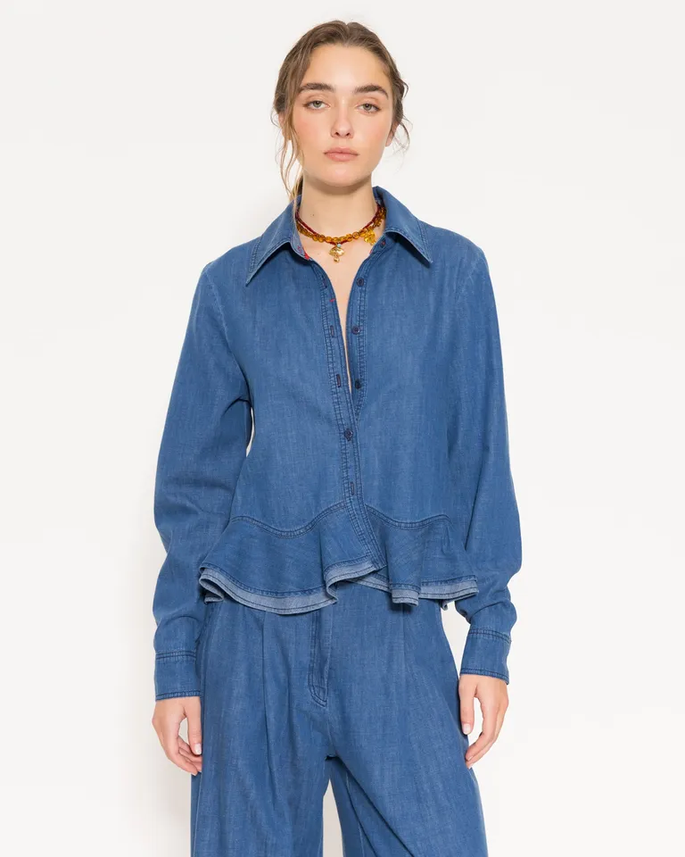 Camisa de diseño curvo en denim liviano con detalles en contraste de Jazmin Chebar en Camisas para argentina