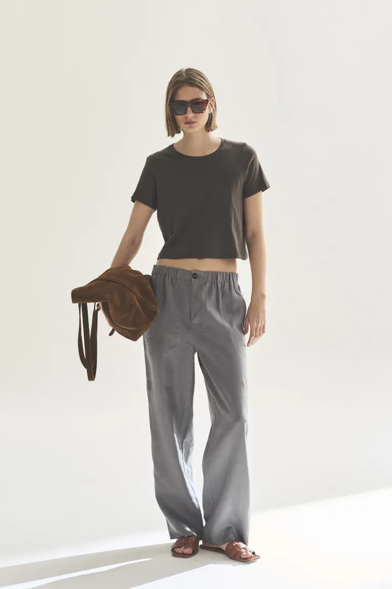 Remera básica de manga corta en color negro para mujer de Akiabara en Remeras para argentina