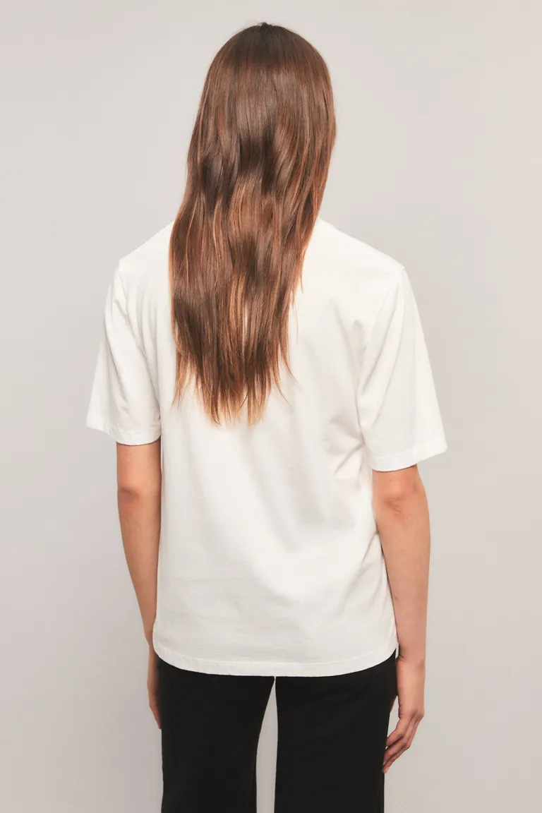 Remera de corte amplio con cuello redondo y diseño gráfico estampado en el frente de Kosiuko en Remeras para argentina