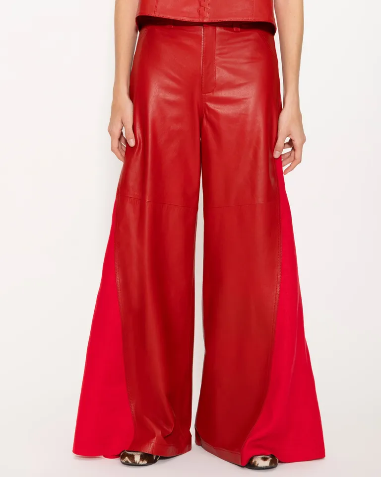 Pantalón de cuero de silueta amplia con recortes diagonales de Jazmin Chebar en Pantalones para argentina