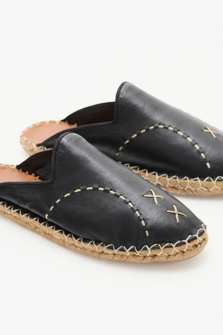 Zuecos planos de cuero con diseño artesanal y fondo de yute de Rapsodia en Zuecos Planos para argentina