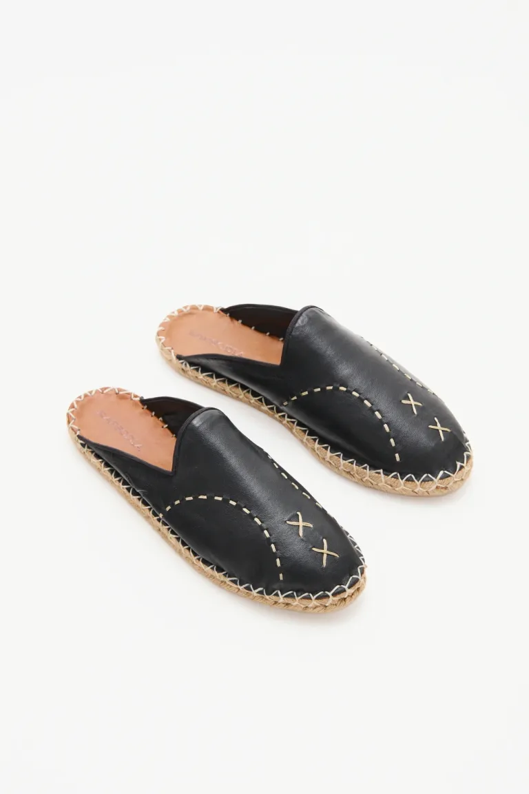 Zuecos planos de cuero con diseño artesanal y fondo de yute de Rapsodia en Zuecos Planos para argentina